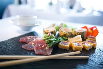 [Translate to English:] Sushi und Sashimi serviert im Fischereihafen Restaurant