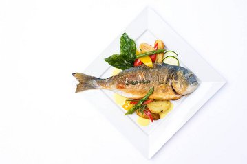 Fischgericht auf weißem Hintergrund