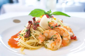[Translate to English:] Spaghetti mit Shrimps serviert im Fischereihafen Restaurant